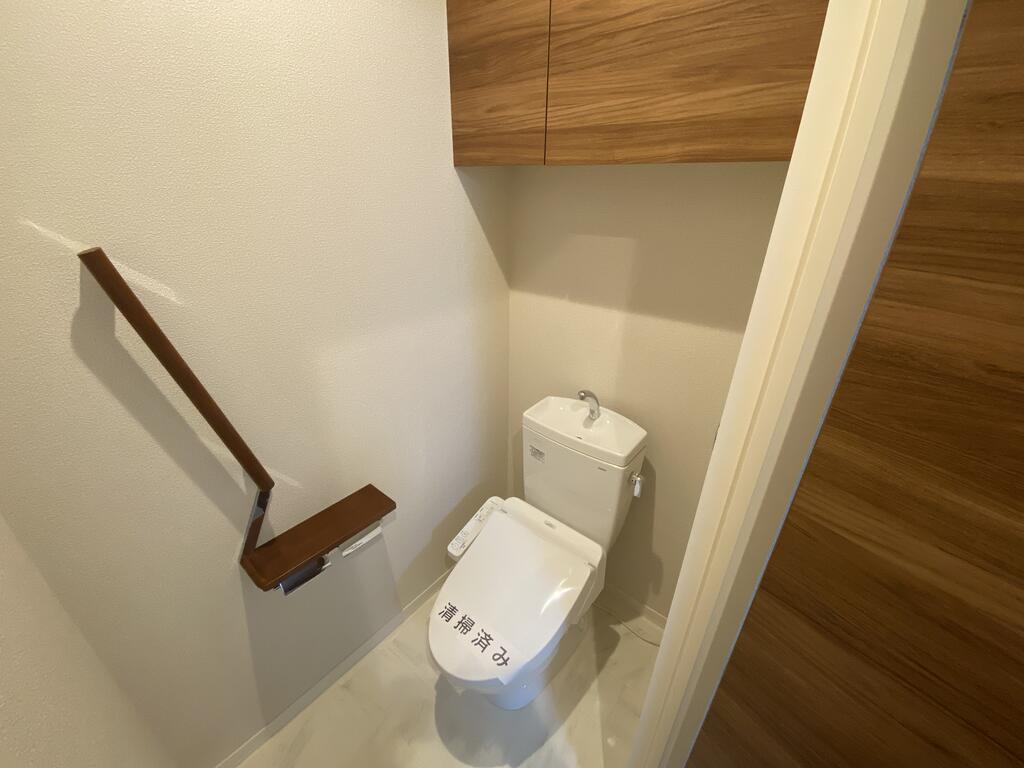 トイレ　写真は反転タイプ