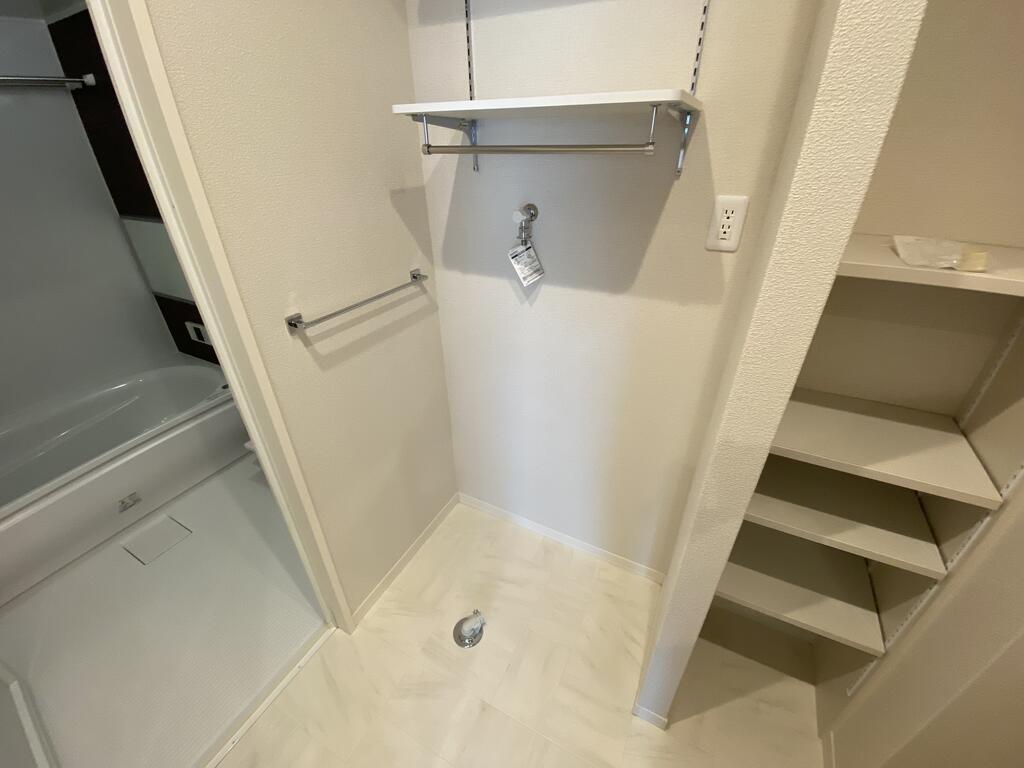 洗面設備　写真は反転タイプ