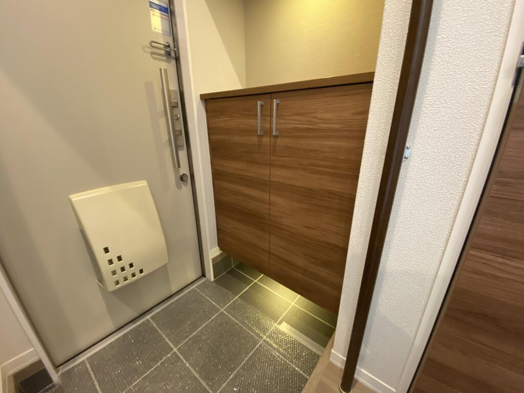 玄関　写真は反転タイプ