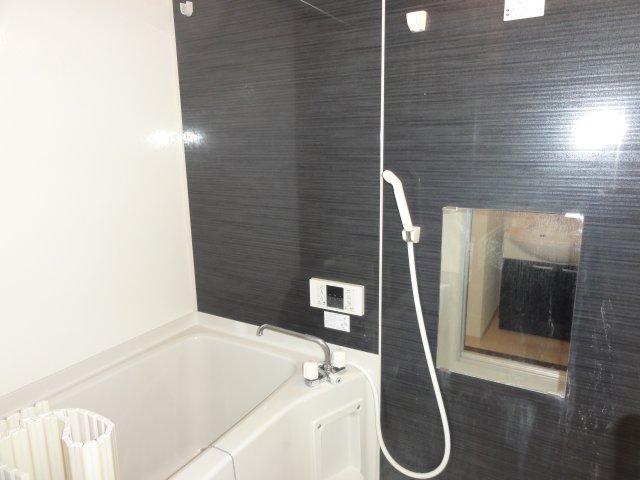 バス・シャワールーム　落ち着いた空間のお風呂です