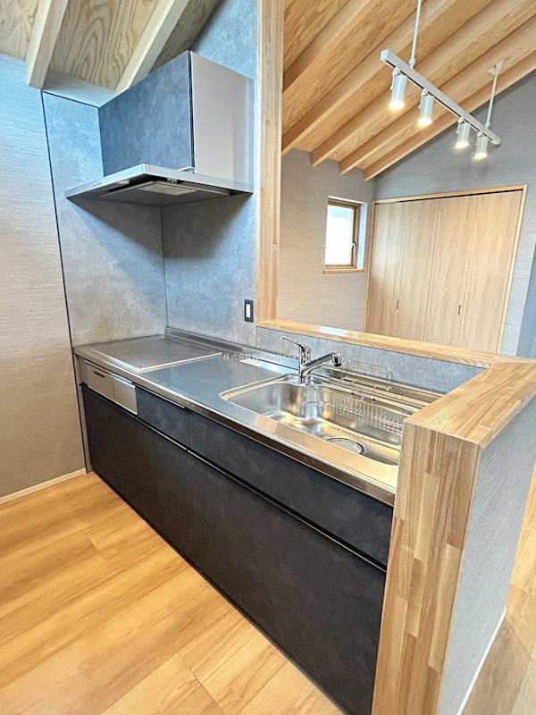 キッチン　収納力が魅力のシステムキッチン！後ろにもカップボードあります