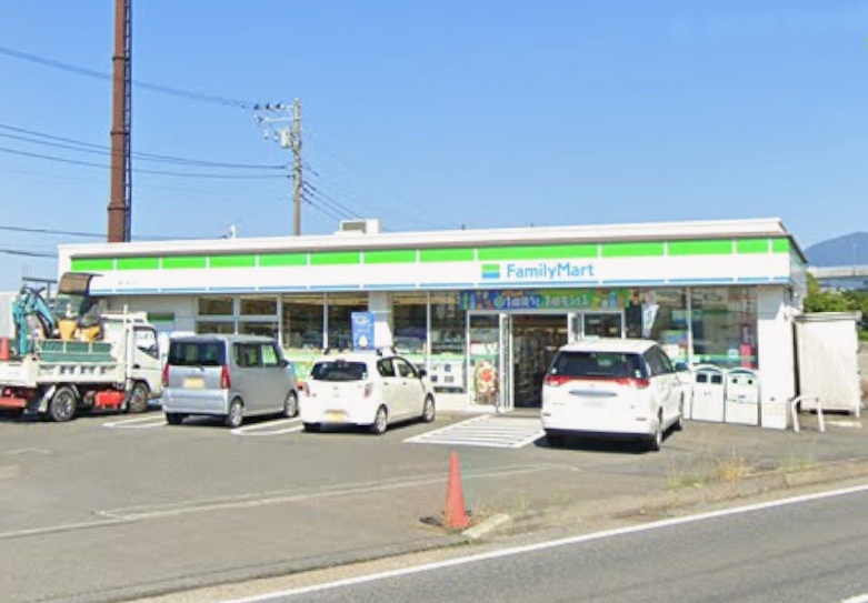 コンビニ　ファミリーマート（コンビニ）まで729m