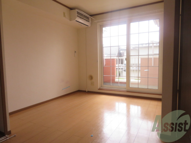 居室・リビング　南向きの明るいお部屋、フローリングが綺麗ですよ。