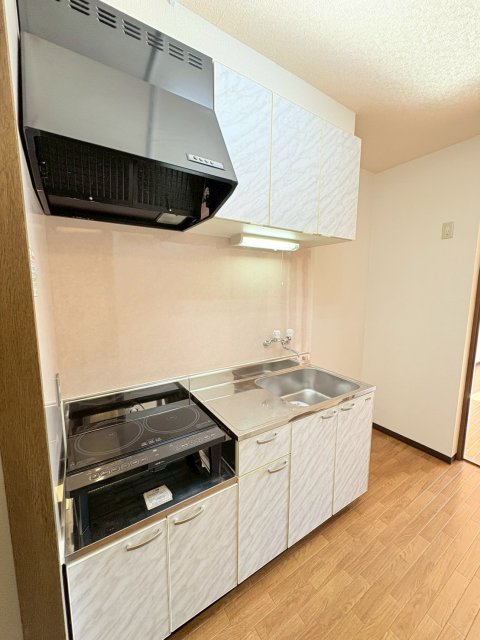 キッチン　※写真は３０３号室です