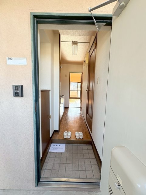 玄関　※写真は３０３号室です