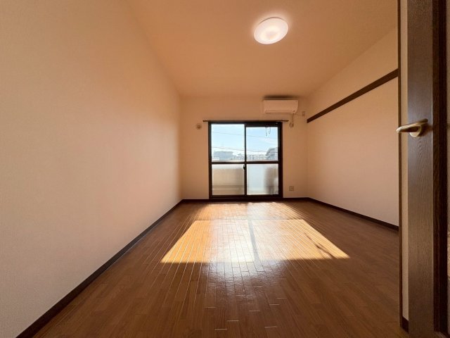 居室・リビング　※写真は３０３号室です