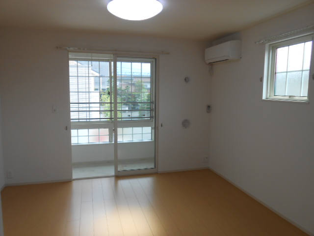 居室・リビング　南面リビング（エアコン完備）・西面に換気採光窓あり