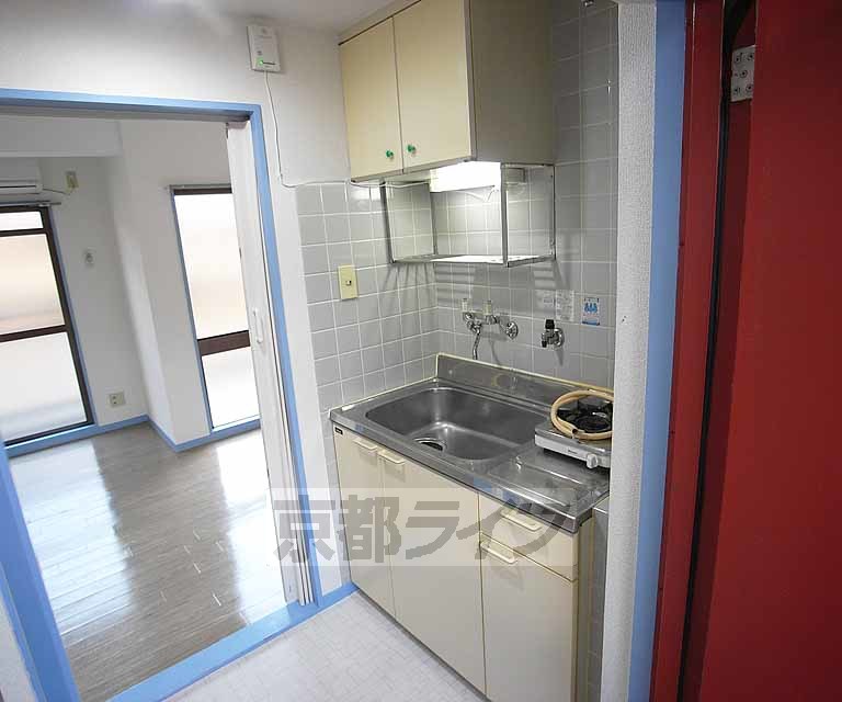 キッチン　コンパクトな単身用キッチン