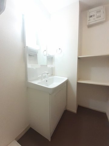 洗面設備　明るい洗面所です