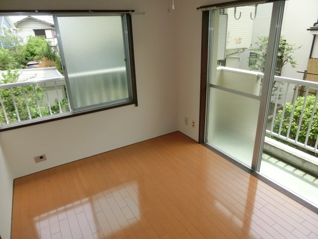 居室・リビング　２面採光の明るい居室スペース。