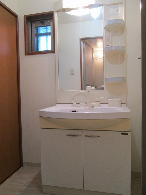 洗面設備　洗面所　窓