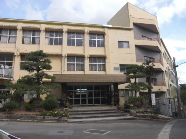 小学校　綾部市立綾部小学校（小学校）まで846m