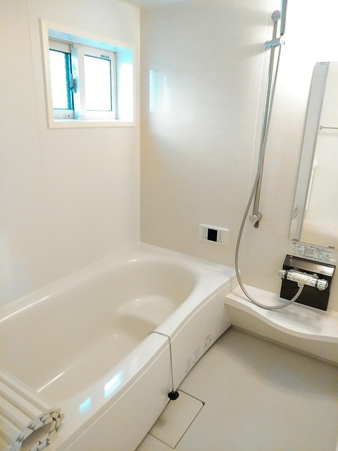 バス・シャワールーム　窓付バスルーム