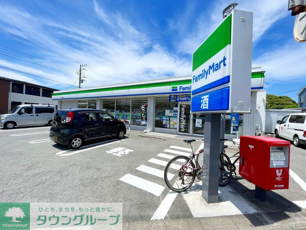 コンビニ　ファミリーマート湘南松尾店（コンビニ）まで490m