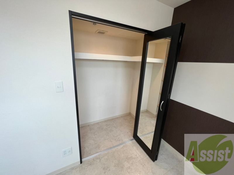 収納　こちらの収納にはハンガーをかけて服もしまえますね。