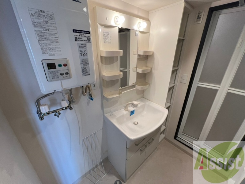 洗面設備　シャンプードレッサー。身支度はここでばっちりですね。