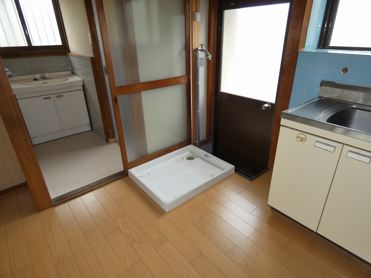 セキュリティ　キッチン横には洗濯機置き場があります