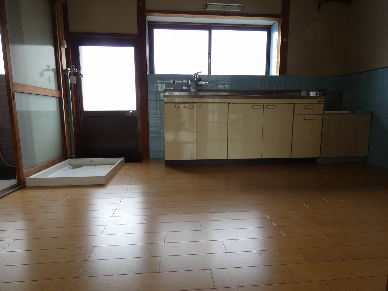キッチン　流し台の横には洗濯機置き場があります