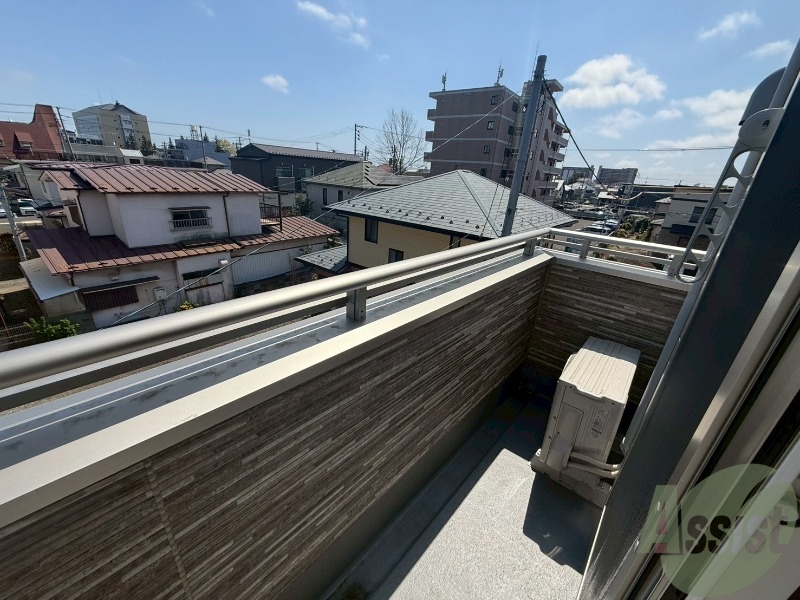 バルコニー　テラスがございます。洗濯物はこちらにどうぞ。