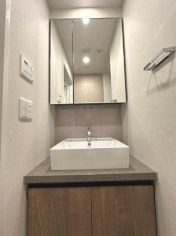 洗面設備　朝の支度にも助かる、独立の洗髪洗面化粧台