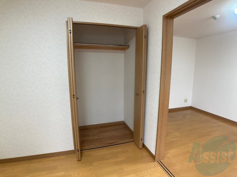 収納　こちらの収納にはハンガーをかけて服もしまえますね。