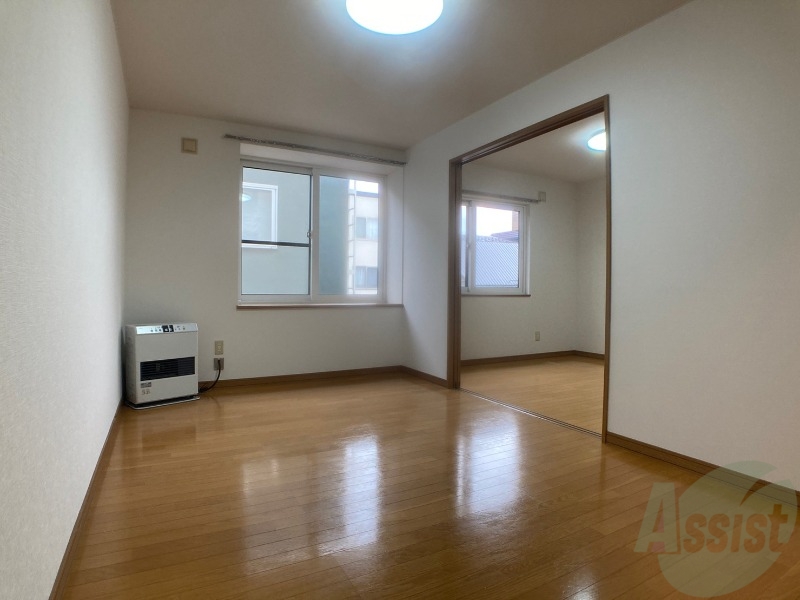 居室・リビング　木目のフローリングは落ち着きのある印象のお部屋になりますね。