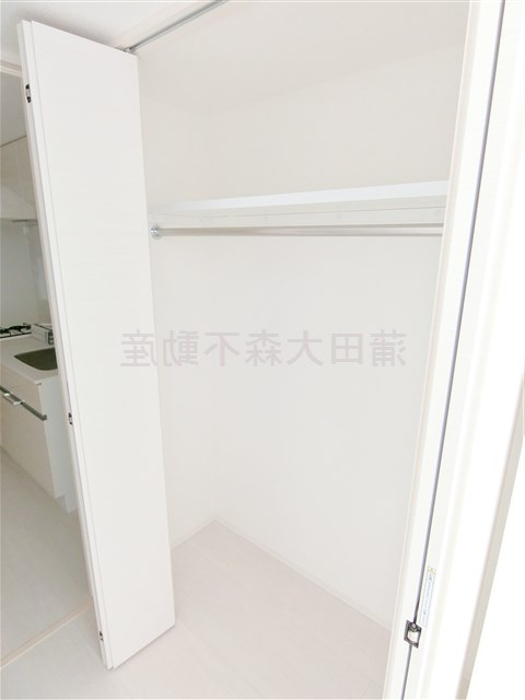 収納　収納　クローゼット+洋室上部に吊戸棚収納有！