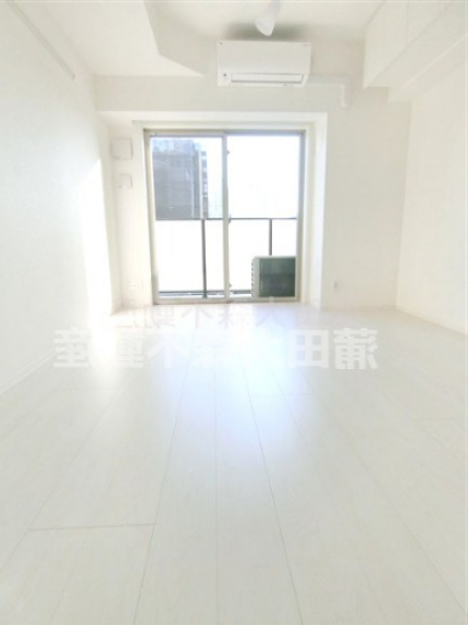 居室・リビング　洋室7.4帖　白基調の内装がポイント！