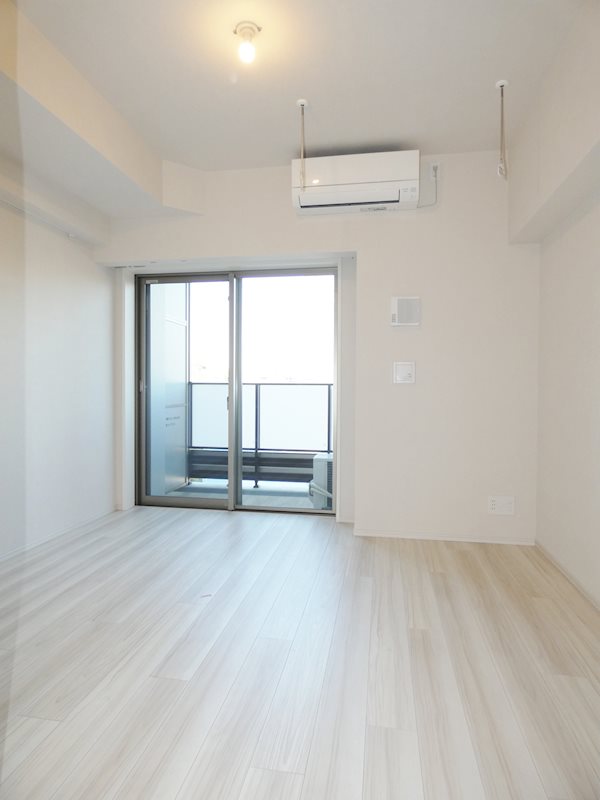 居室・リビング　室内写真は反転タイプ別号室です