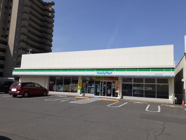 コンビニ　ファミリーマート太田上町店様（コンビニ）まで500m