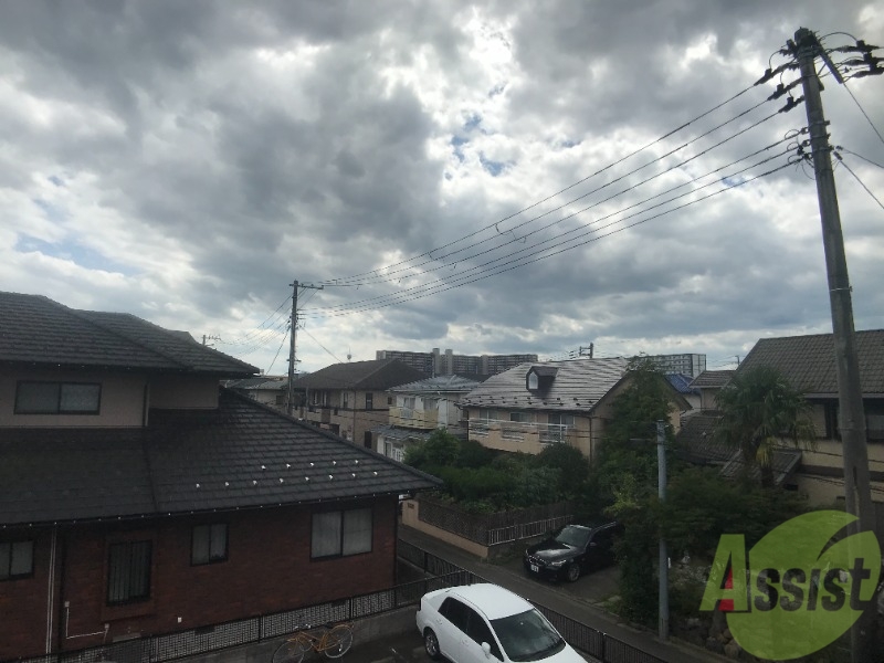バルコニー　バルコニーも狭くない感じで、洗濯物が楽に干せそうですね