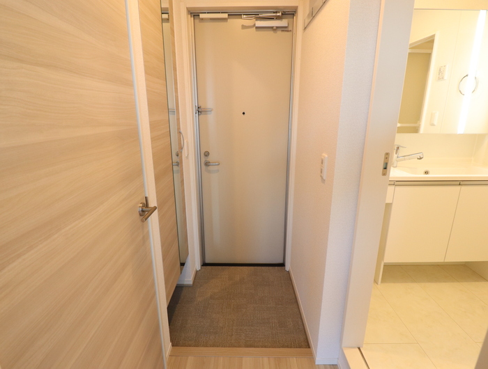 玄関　※同タイプの部屋写真です