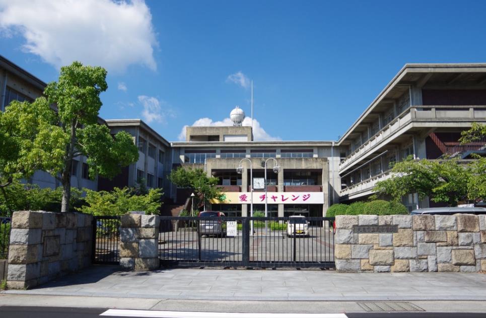 中学校　丸亀市立南中学校（中学校）まで892m