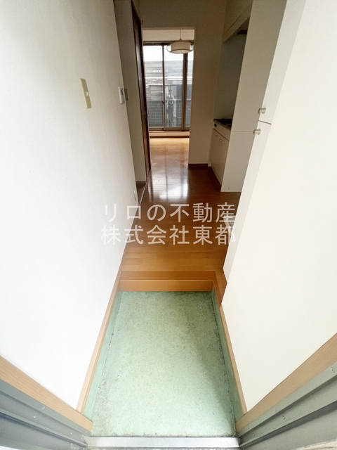 玄関　玄関には下駄箱があるのでスッキリとした空間を保てます