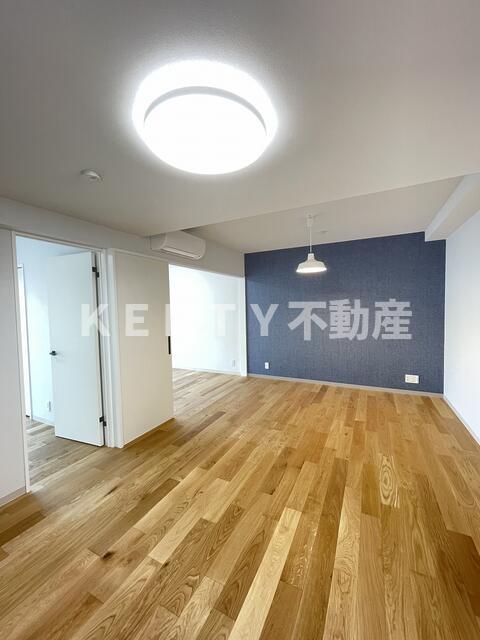 その他部屋・スペース　落ち着いた色調の寝室です
