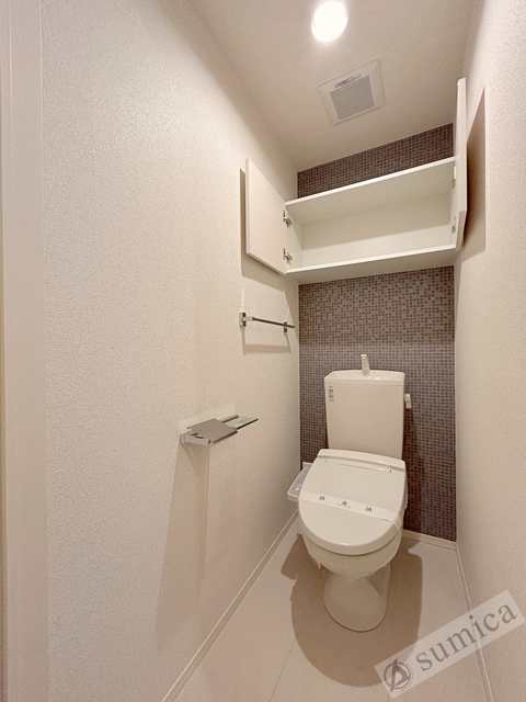 トイレ　人気アイテムの温水洗浄便座。清潔感のあるトイレです。