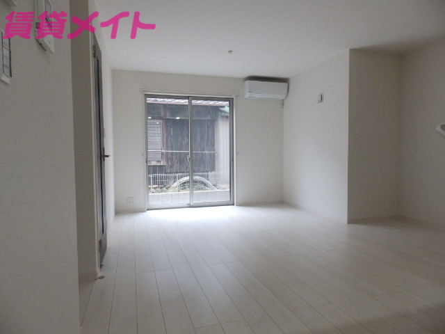 居室・リビング　居室・リビング同一物件別部屋のお写真です