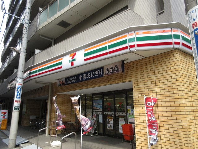 コンビニ　セブンイレブン（コンビニ）まで703m