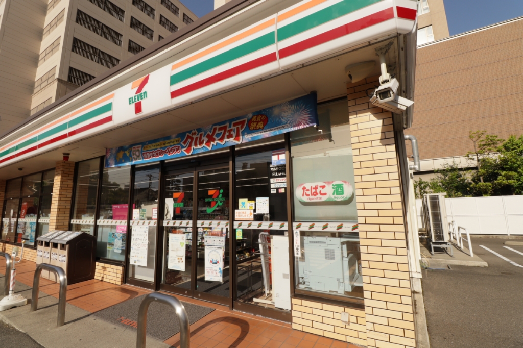 コンビニ　セブンイレブン 新潟寄居町店（コンビニ）まで68m