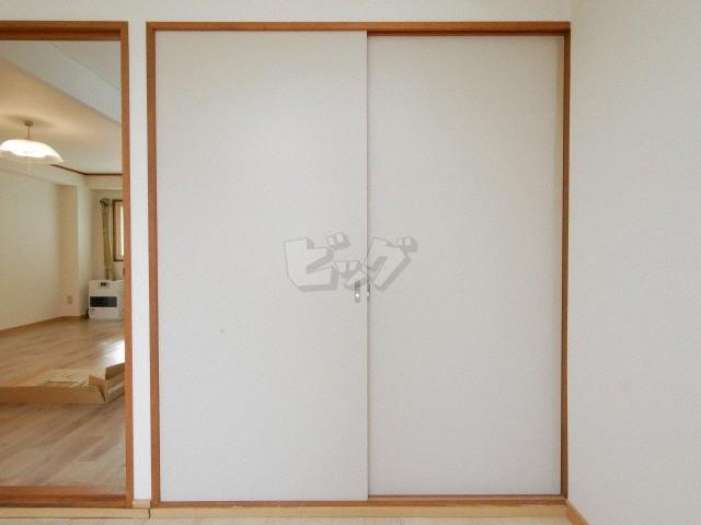 収納　衣類や布団の収納に便利な押入れが付いています！