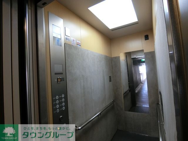 エントランス　エレベータ内モニタ、防犯カメラ付き