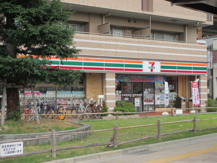 コンビニ　セブンイレブン（コンビニ）まで320m