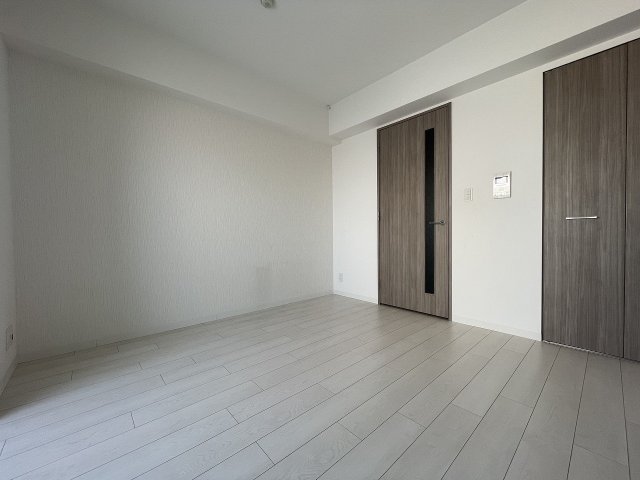 その他部屋・スペース　落ち着いた色調の寝室です