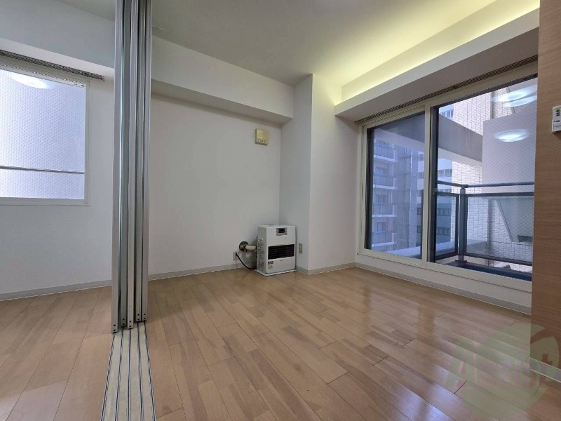 居室・リビング　木目のフローリングは落ち着きのある印象のお部屋になりますね。