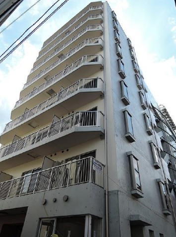 建物外観　鉄筋コンクリート造のがっしりした建物。