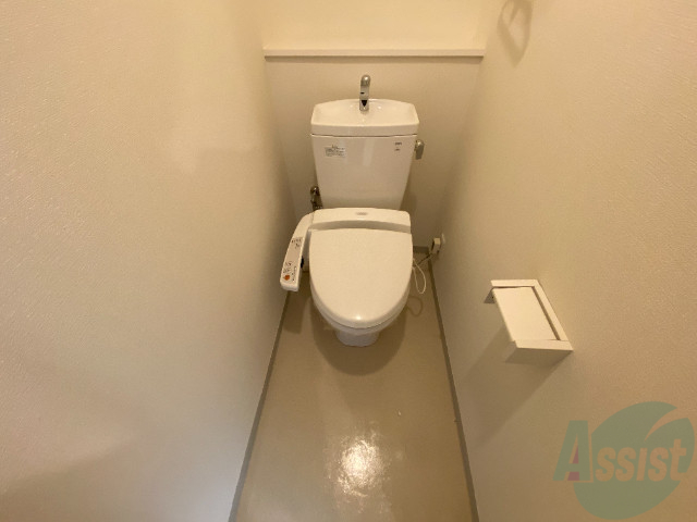 トイレ　温水洗浄付きの便座です。便利で使い勝手がいいですね。