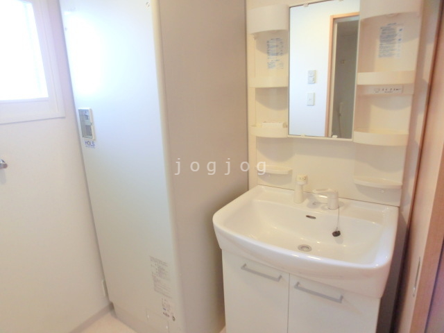 洗面設備　左にあるのが電気温水器です☆