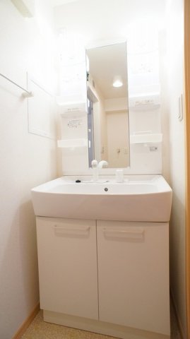 洗面設備　ゆったりとスペースのある洗面所