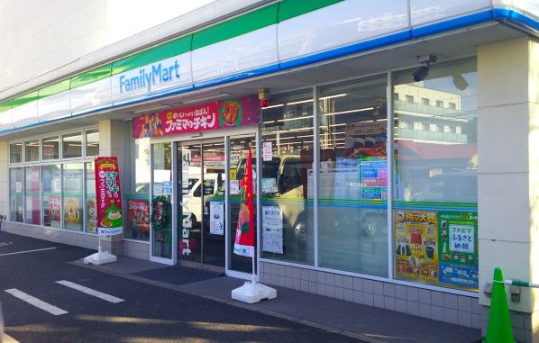 コンビニ　ファミリーマート板橋坂下三丁目店（コンビニ）まで301m