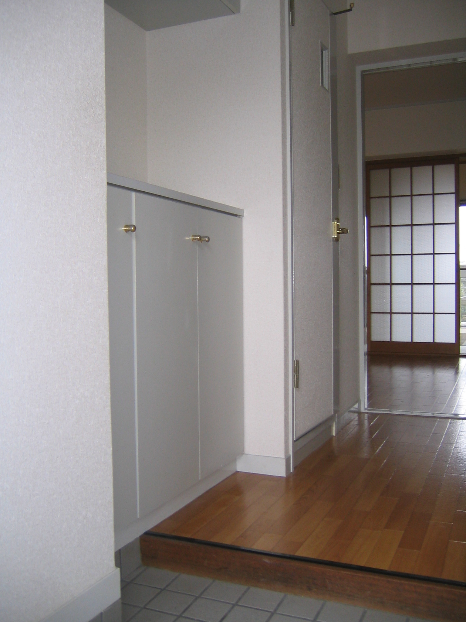 玄関　上下収納もあり明るいです